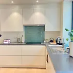 In Modern House בית אירוח *